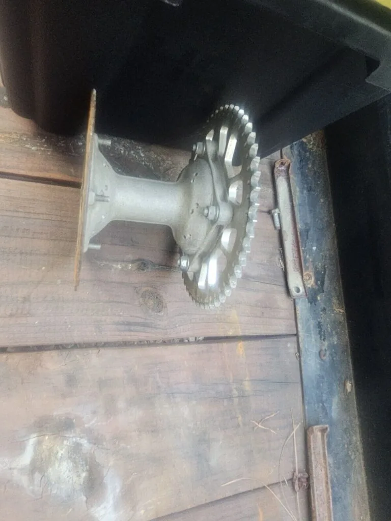 Suzuki 100cc dirtbike rear hub — photo 4