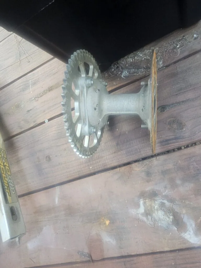 Suzuki 100cc dirtbike rear hub — photo 3
